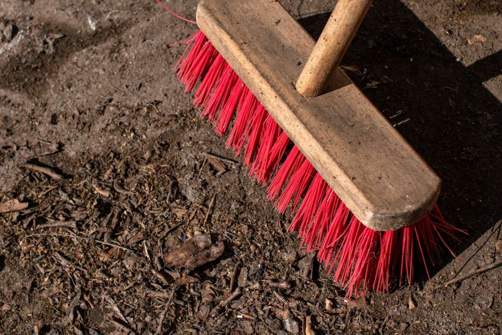 Photo by Lucas van Oort brown wooden handled brush on brown soil