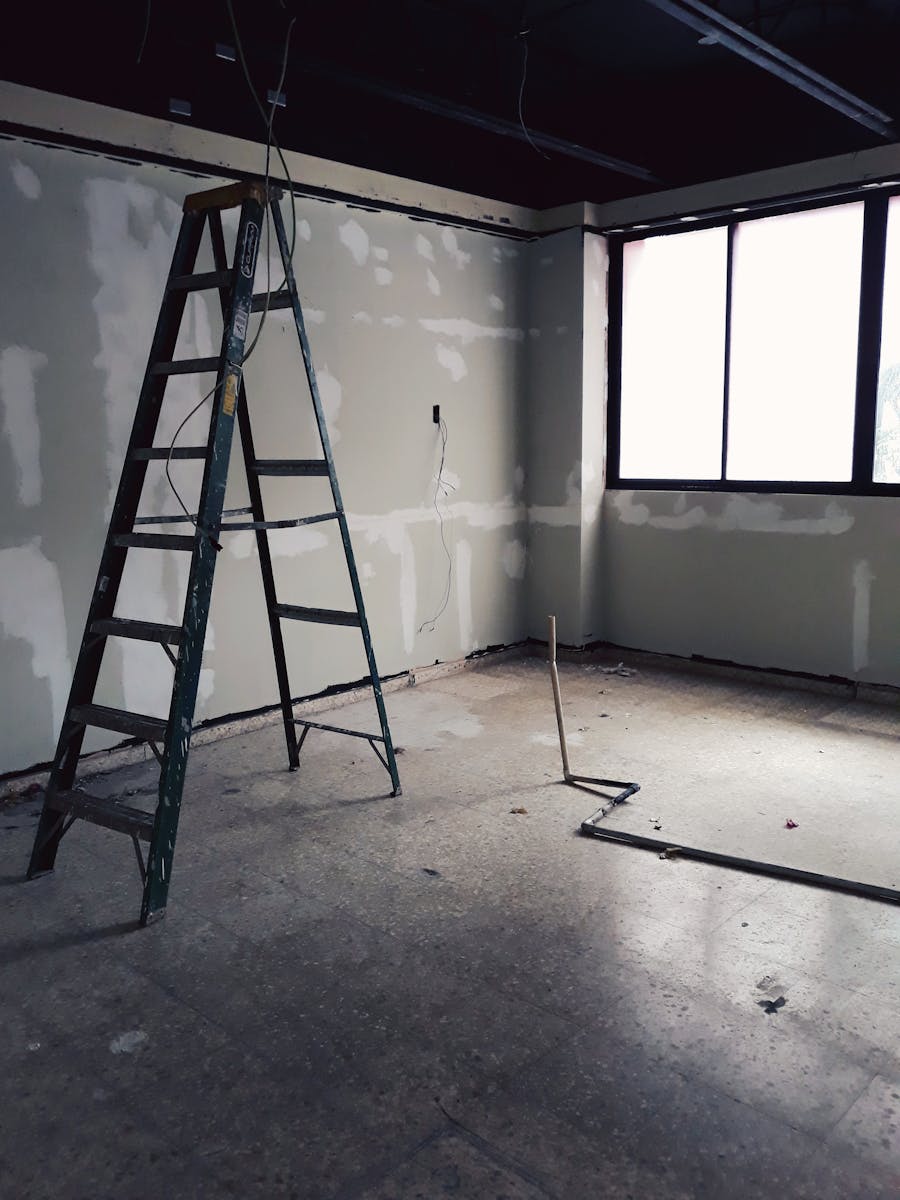 Learn about the best tools to wash walls without damage